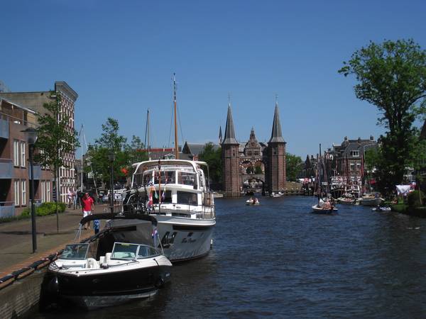 Vorbei am Waterpoort in Sneek segeln