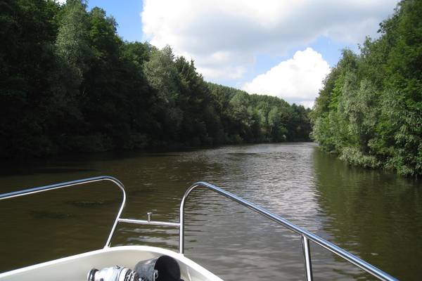 Ruhige Bootsfahrt in Friesland