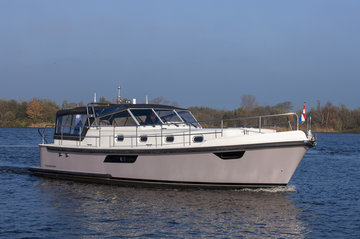 Entdecken Sie das Lounge-Gefühl auf dem Wasser an Bord der neuen Thomasz 39 Cabrio
