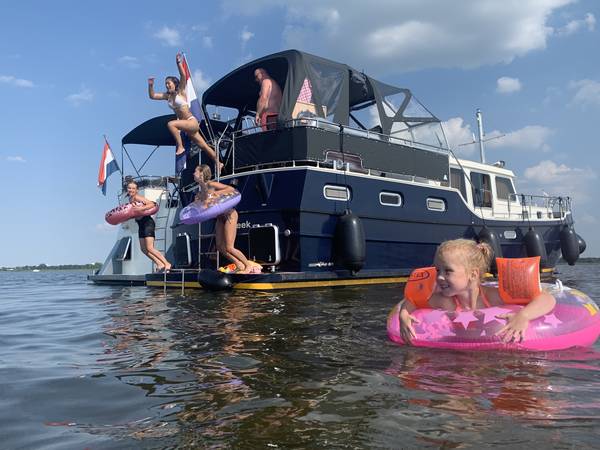 Badespaß beim Bootfahren mit Kindern